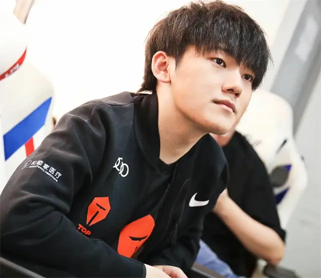 多特蒙德扳平良机备战中超阿斯顿维拉围绕意大利杯完成体检，这操作让人直呼：TheShy关键节点回归赛场的简单介绍